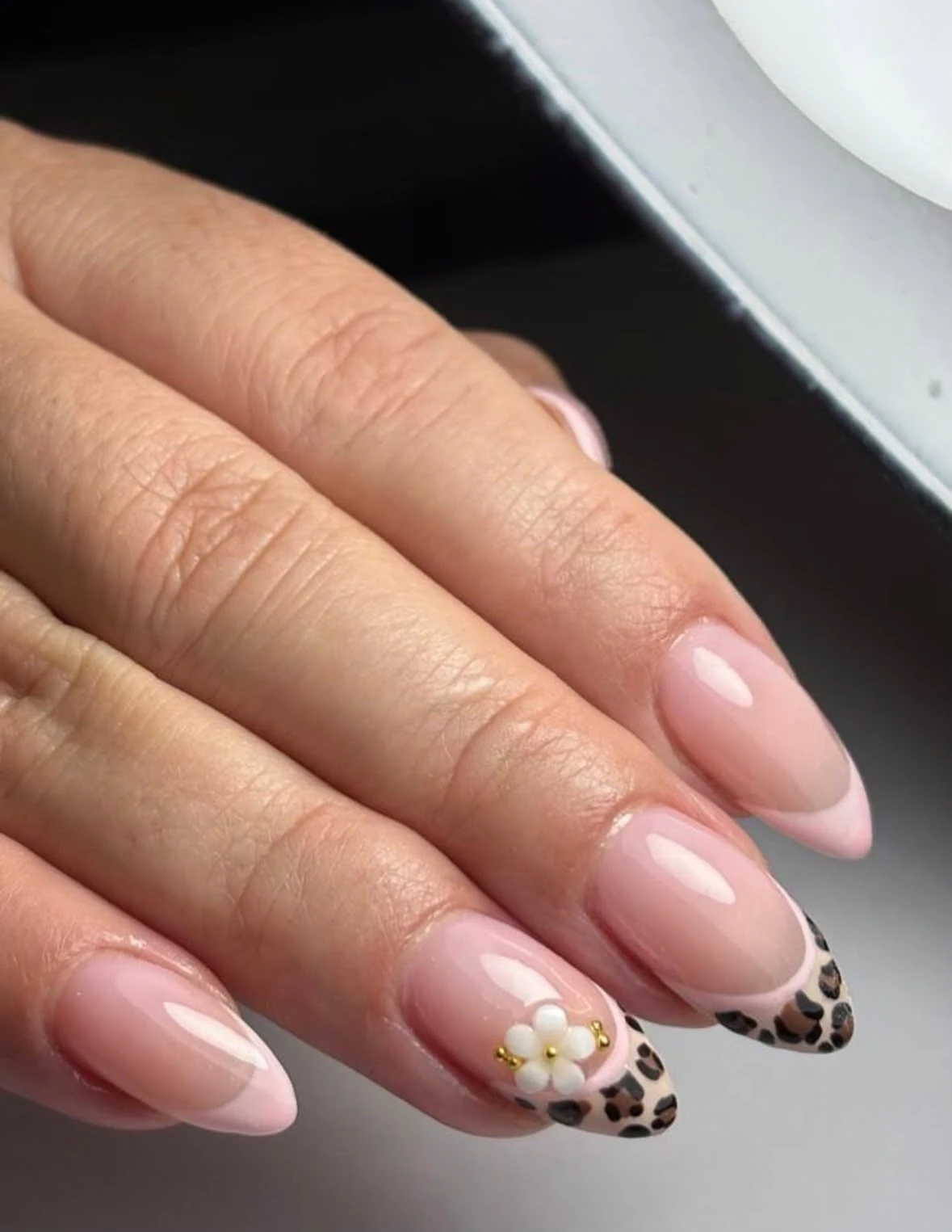 Trabajo de uñas: French, animal print y dije de flores