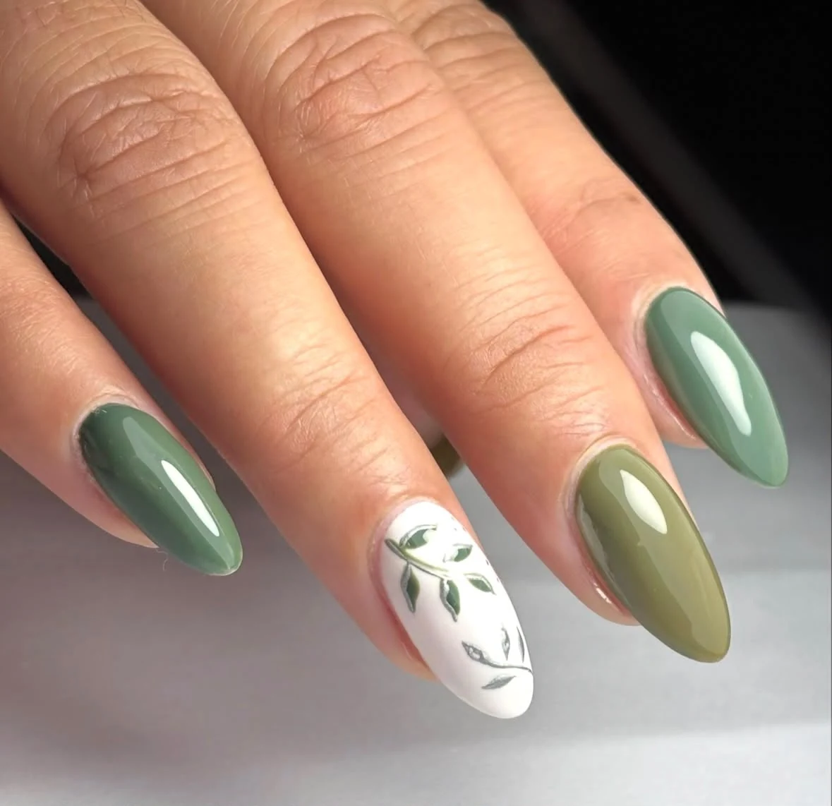 Trabajo de uñas: verdes y detalles botánicos