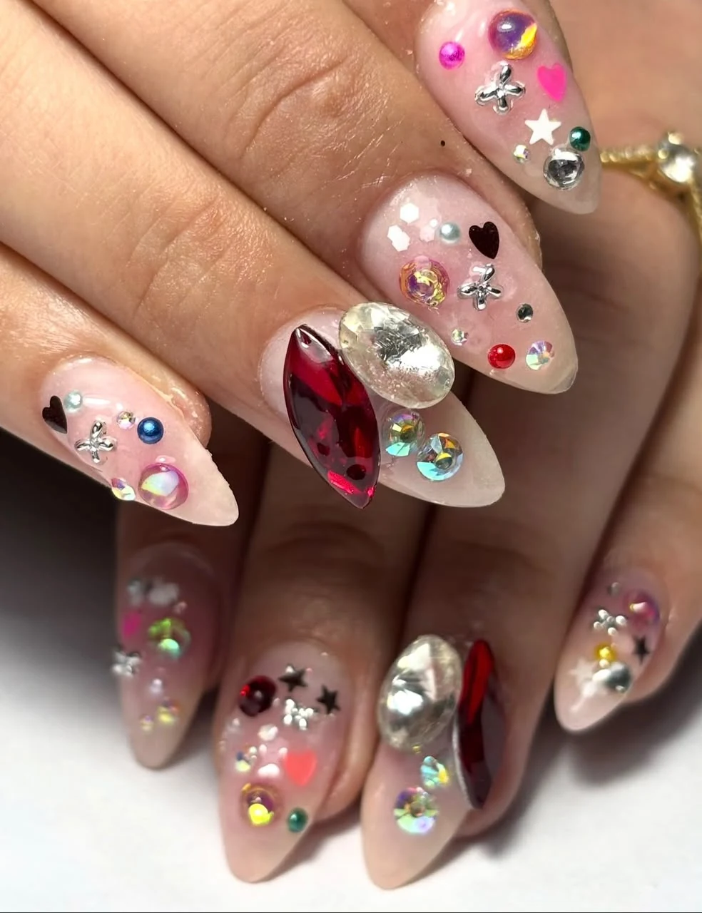 Trabajo de uñas: brillos y apliques