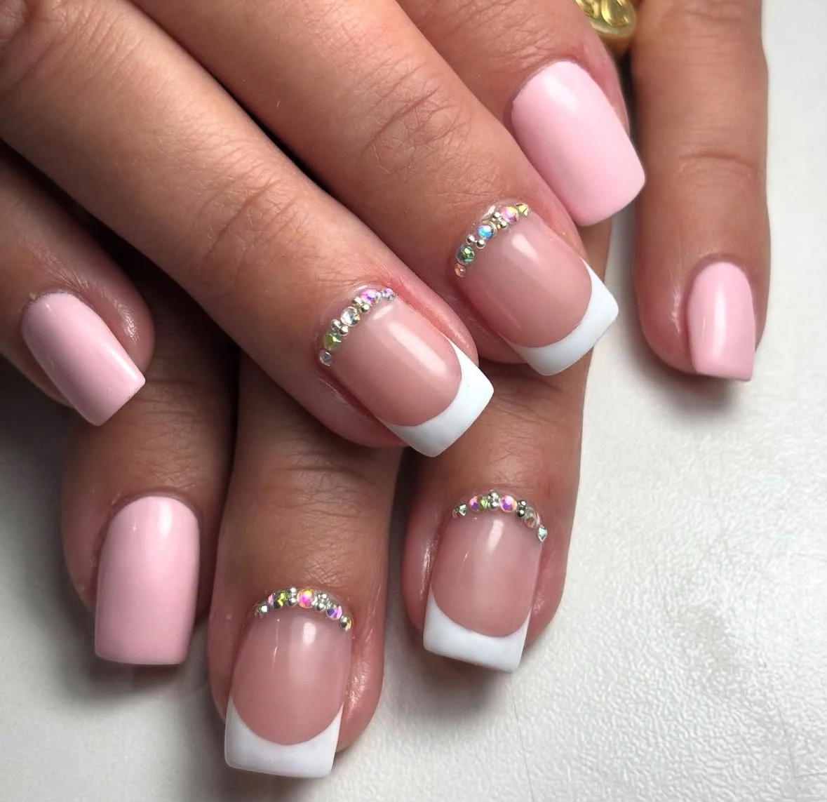 Trabajo de uñas: rosa, blanco y destellos