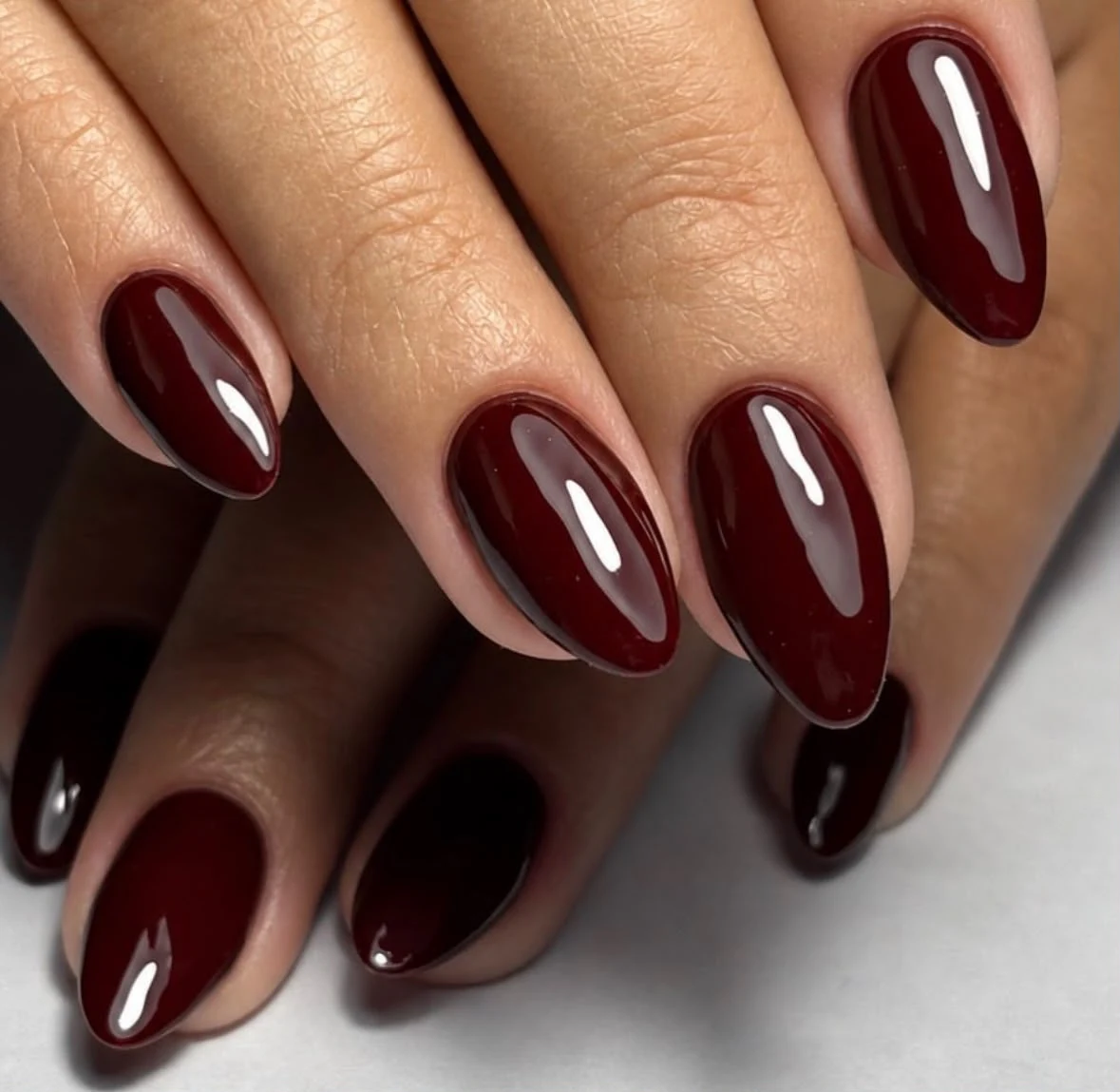 Trabajo de uñas: bordó intenso