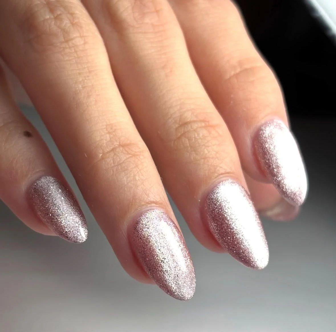 Trabajo de uñas: acabado brillante
