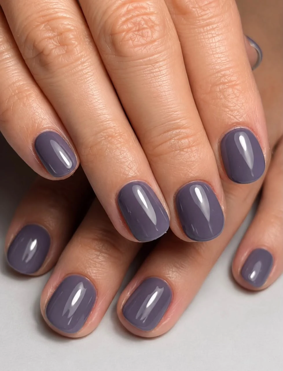 Trabajo de uñas: gris lavanda