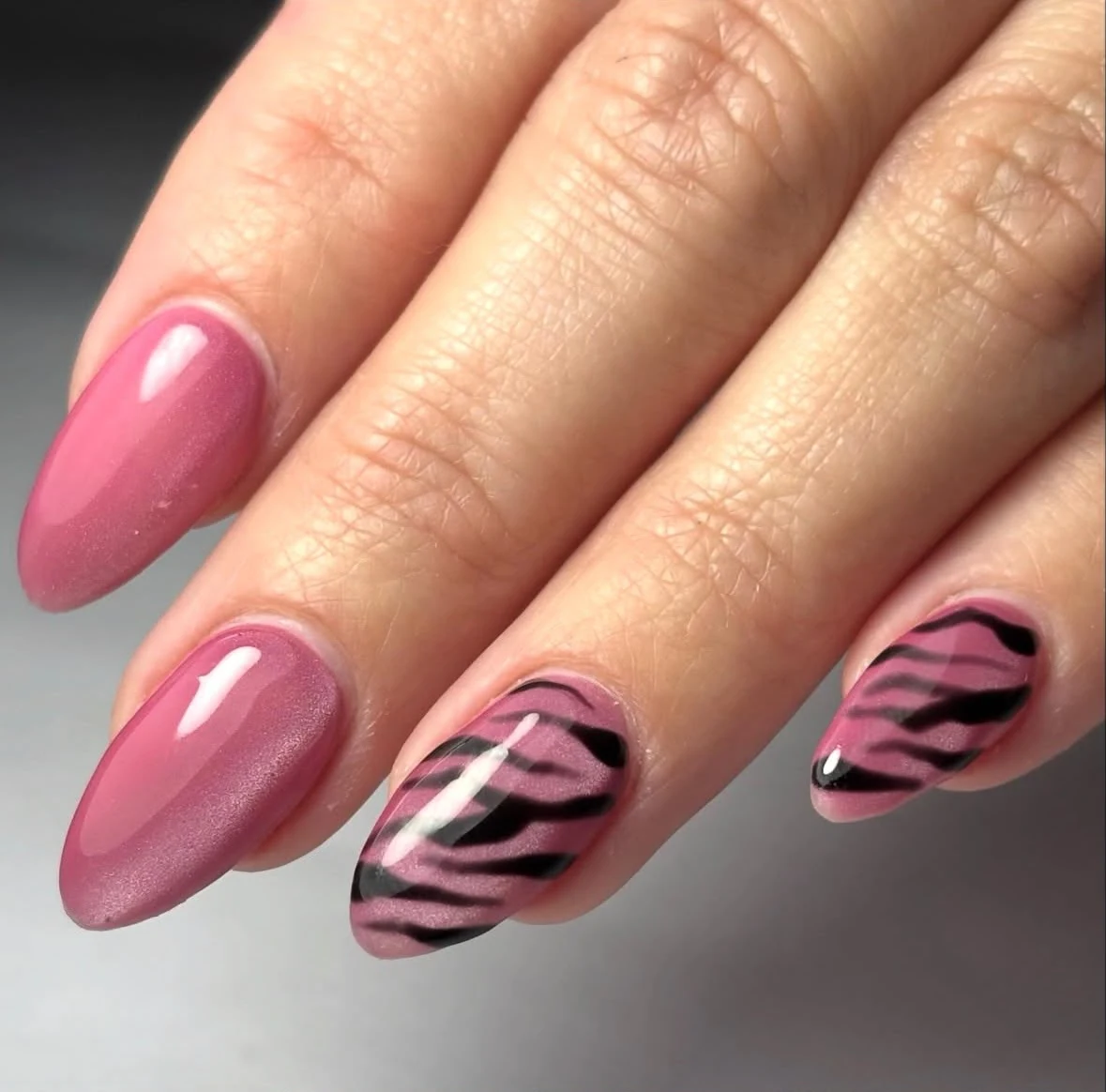 Trabajo de uñas: rosa con diseño animal print